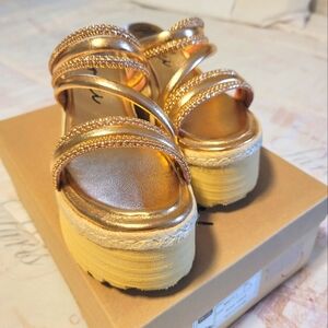 NEW Woman's Meraki platform sandals size 9